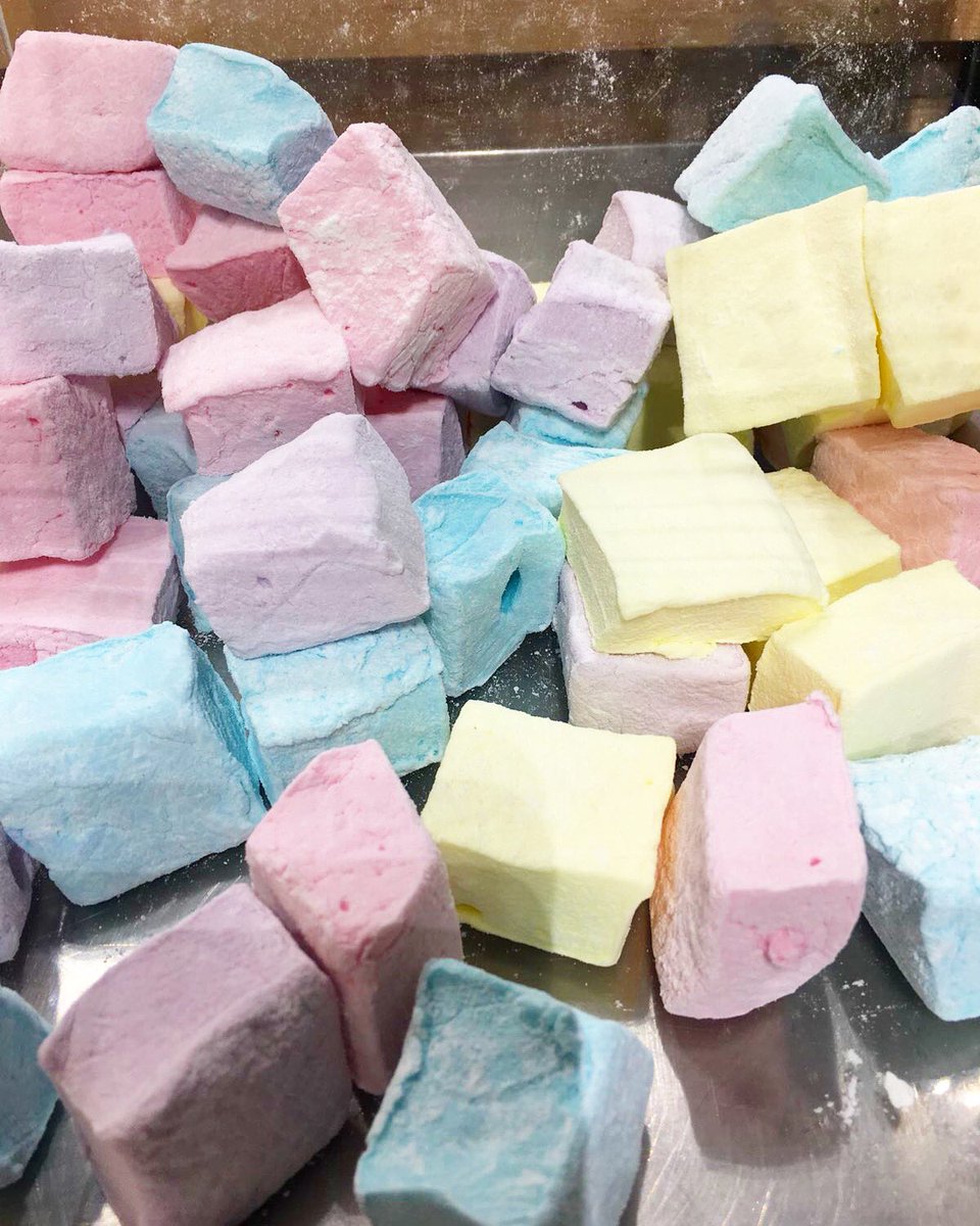 Fresh and fluffy handmade marshmallows 😍 clink link in our bio to shop online #papabubble #papabubbleqtr #papbubbleworld #papabubbleqatar #marshmallow