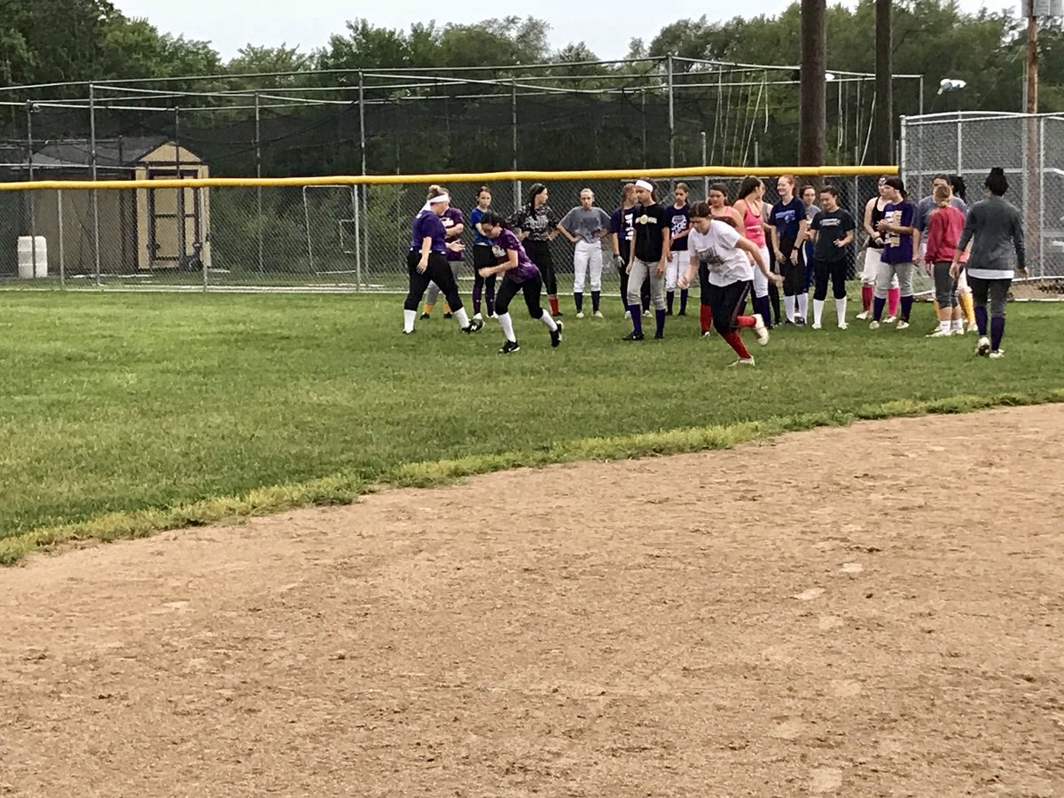 ChristyLReeves's tweet image. The early bird gets the worm! We got 2 hours of field time in before we had to call it quits! We play in the rain, so we practice in the rain! #outfieldwork #slides #rapidfire #6ampractices #ChickStrong #ChicksSoftball