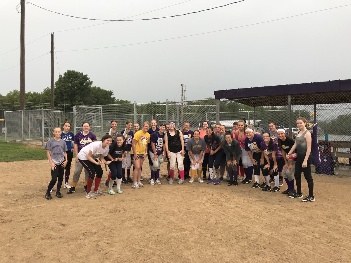 ChristyLReeves's tweet image. The early bird gets the worm! We got 2 hours of field time in before we had to call it quits! We play in the rain, so we practice in the rain! #outfieldwork #slides #rapidfire #6ampractices #ChickStrong #ChicksSoftball