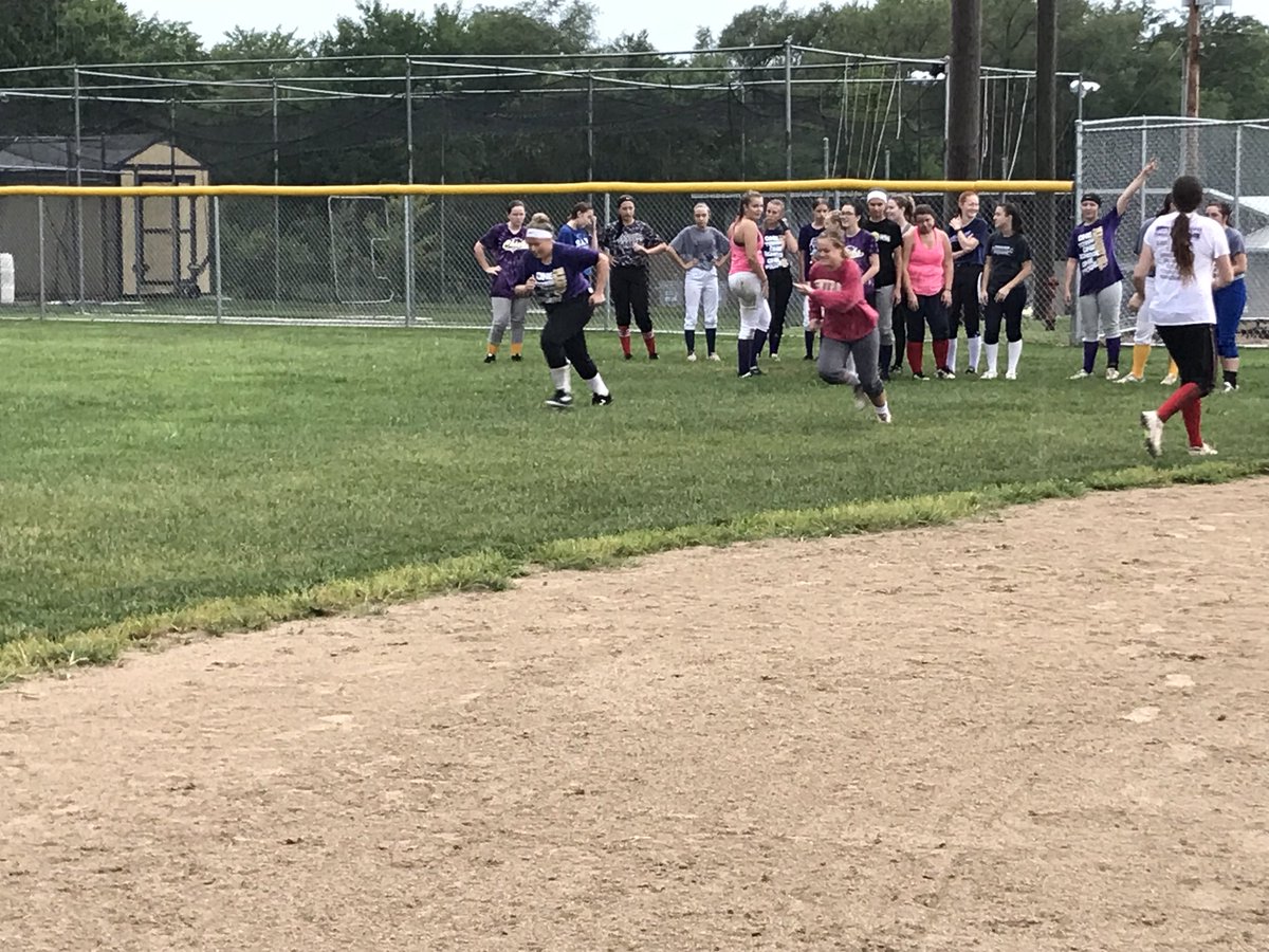 ChristyLReeves's tweet image. The early bird gets the worm! We got 2 hours of field time in before we had to call it quits! We play in the rain, so we practice in the rain! #outfieldwork #slides #rapidfire #6ampractices #ChickStrong #ChicksSoftball