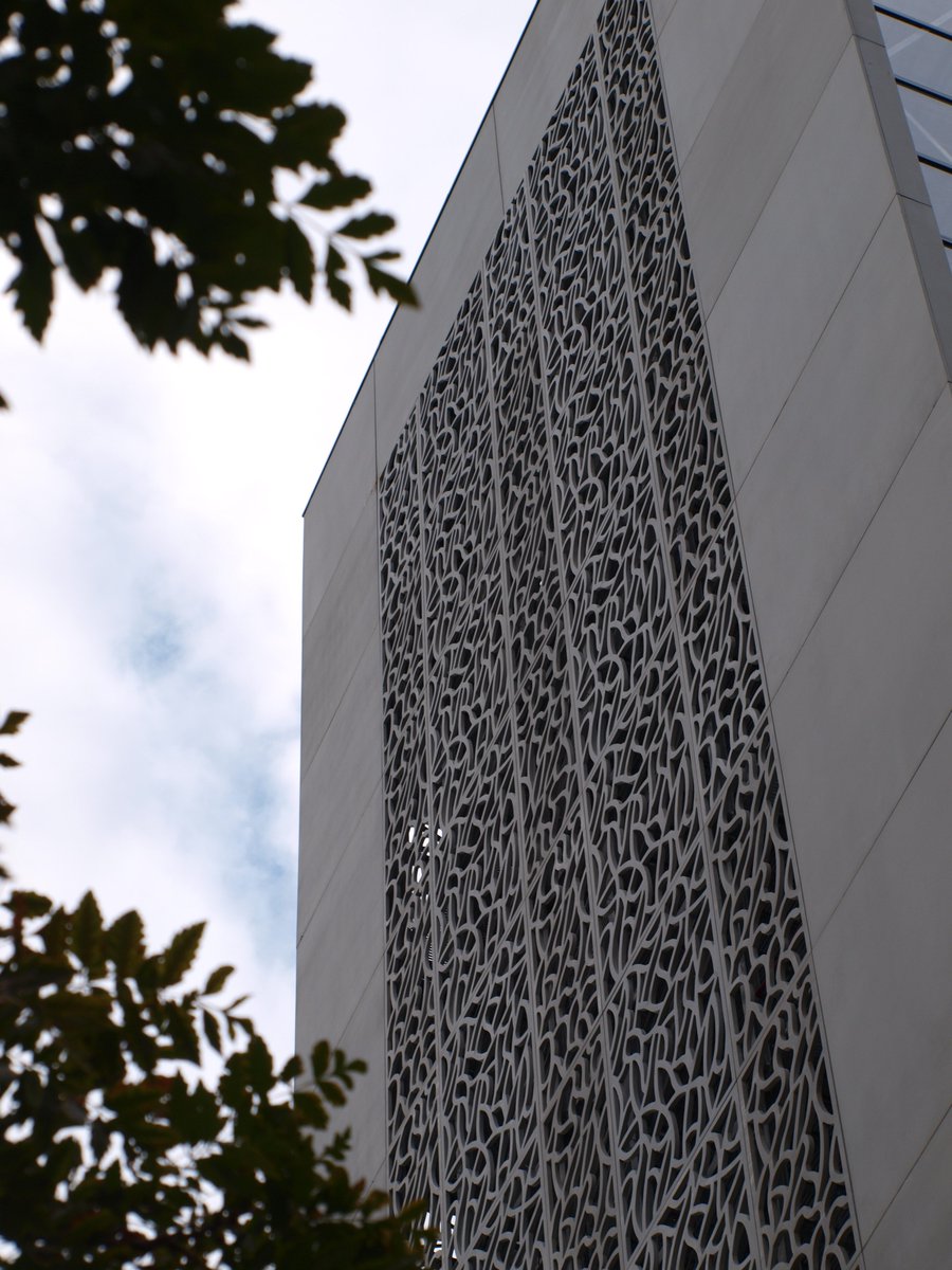 DeltaPrefa's tweet image. Réalisation 2016 par Delta Préfabrication du chantier Arlequin à Grenoble pour @EiffageConstruc. Panneaux pleins et panneaux résilles en Béton Fibré Ultra Haute Performance.