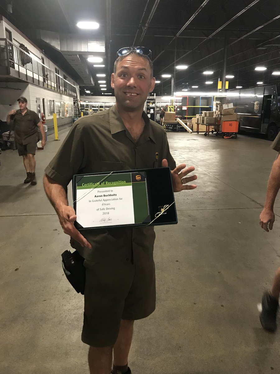 LSafetysquad's tweet photo. #UpsShoutOut Aaron with 4️⃣ years of safe driving.👏🏽👏🏻👏🏾👏. Aaron acknowledged himself for being a 4 year driver and patted himself on the back. Great job buddy! @NMckinney78 @gchristianson21 @MDahlbergNP_ORS @HenryMajerus https://t.co/38p1qsLG23