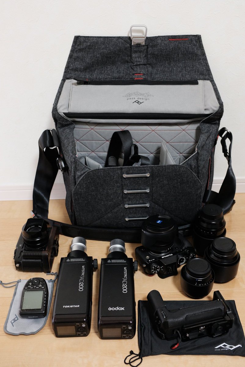 masamegane's tweet photo. PEAK DESIGNのエブリデイメッセンジャー15Lに入る機材例。キャプチャー使うとサブカメも持ってける。レンズ5本、ad200も2本入る。内容がはっきりしてる撮影ならこれでも十分いける!#fujifilm #peakdesign #everydaymessenger #GodoxUser_JAPAN #ad200 https://t.co/E8OC1jEnlB