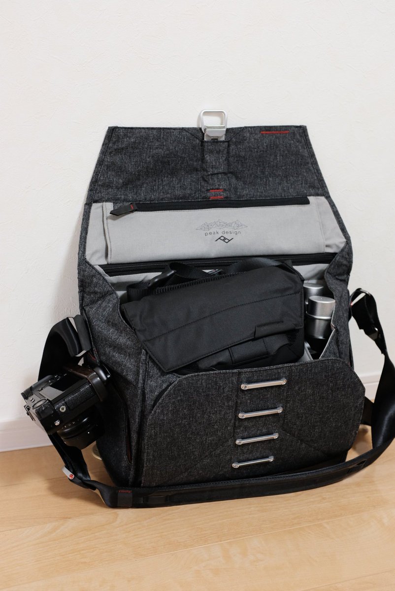 masamegane's tweet photo. PEAK DESIGNのエブリデイメッセンジャー15Lに入る機材例。キャプチャー使うとサブカメも持ってける。レンズ5本、ad200も2本入る。内容がはっきりしてる撮影ならこれでも十分いける!#fujifilm #peakdesign #everydaymessenger #GodoxUser_JAPAN #ad200 https://t.co/E8OC1jEnlB