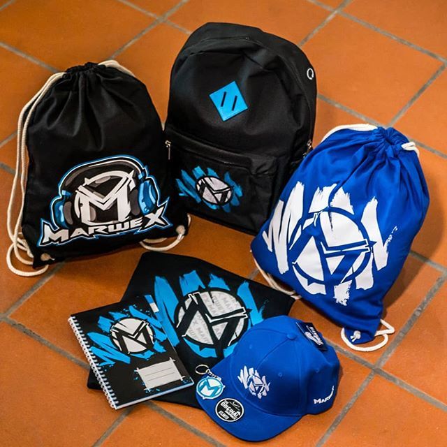 RealGeekShop's tweet photo. Máš něco z Marwexova merche? Vyfoť to a nahoď sem s #marwexmerch a třeba tvojí fotku nasdílíme :) #realgeek #marwex #youtuber #merch https://t.co/tKwmHdcHdC https://t.co/kdNuLCwYiI