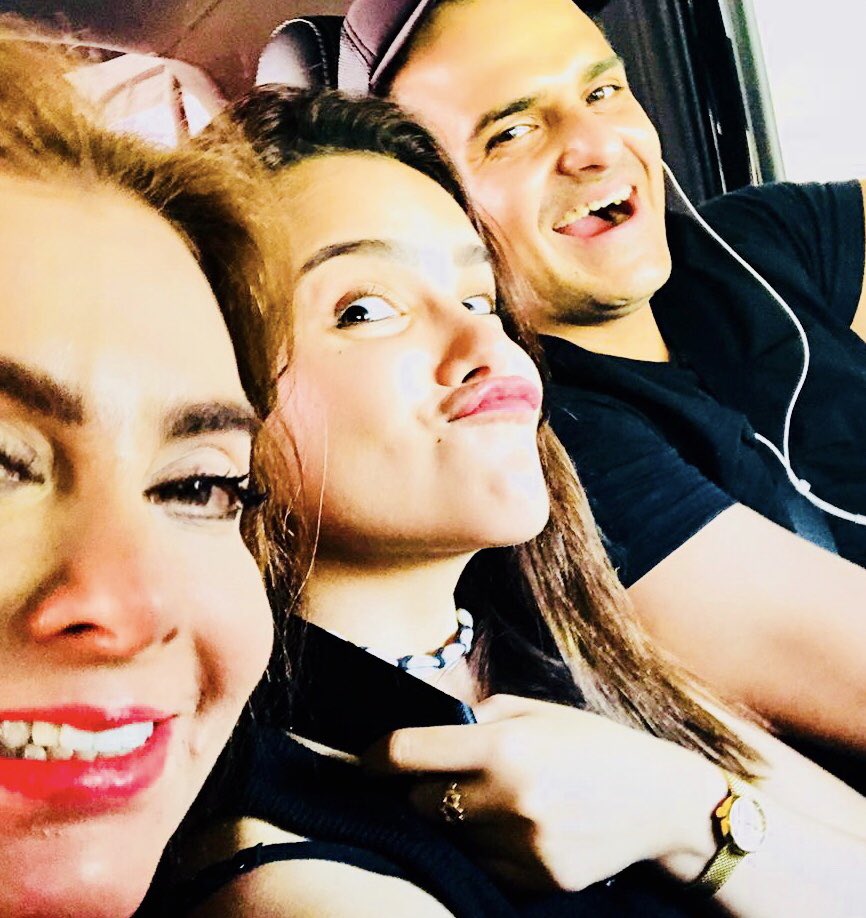 Maribelcda's tweet photo. Más emociones positivas sumemos a nuestra vida . 
La tristeza ,el enojo y el miedo sólo en microdosis  para sanar !
Y a soltar las emociones  tóxicas! Aquí y ahora es el único momento !  
Mis mejores compañías llenas de alegría y amor !  Son contagiosas . Acapulco de mis amores ! https://t.co/xhRjka4Cqz
