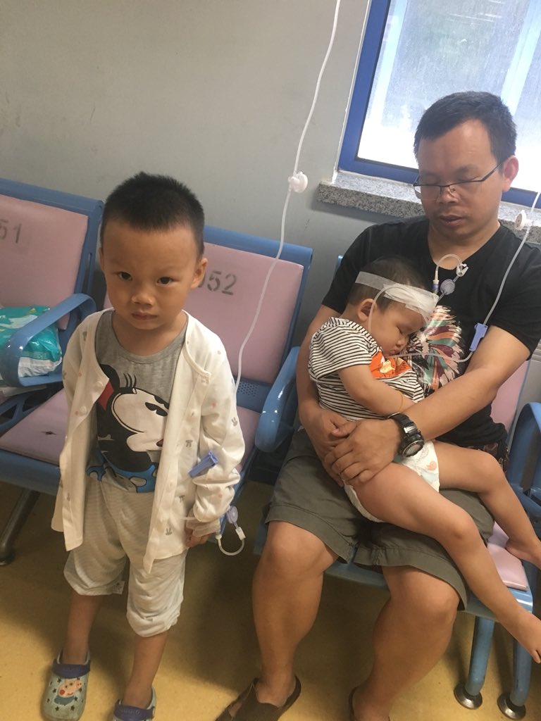 hefangmei2018's tweet photo. 本人何方美，疫苗宝宝之家维权团体发起人！现搜集疫苗受害家庭现状统计表（治疗及深入检查联络使用 ），请疫苗致残的家长联系我13651305692 （微信QQ电报whatsapp，signal同步），邮箱hefangmei2018@gmail.com。我爱人李新@pinge1978  和兄妹俩同时发烧，上吐下泻，这几天折腾够呛。 https://t.co/4IQhtuDyla