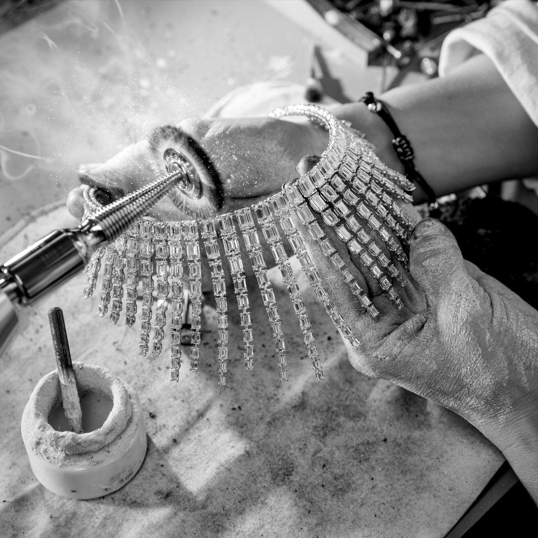 platindergisi's tweet photo. Fransız mücevher markası .@messikajewelry kısa sürede adından söz ettirmeyi başardı. Paris'te faaliyet gösteren Messika, tasarımlarıyla bugün kırmızı halıda pek çok ünlünün üzerinde ışıltı saçıyor
#platindergisi #messikajevelry #france #paris #valeriemessika https://t.co/pepN2pXFb6