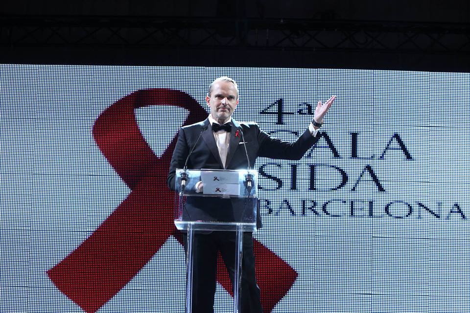 MBTodaunavida's tweet photo. "El Sida fue un flagelo para mi generación. Esta enfermedad llegó de golpe  Incluso dejamos de sentir la raíz de eso que podía ser la relación de amor. Por tanta gente que perdí, me juré que el día que pudiera hacer algo por esta causa, lo haría."
@BoseOfficial 
#LuchacontraSida https://t.co/9ORyvC545f