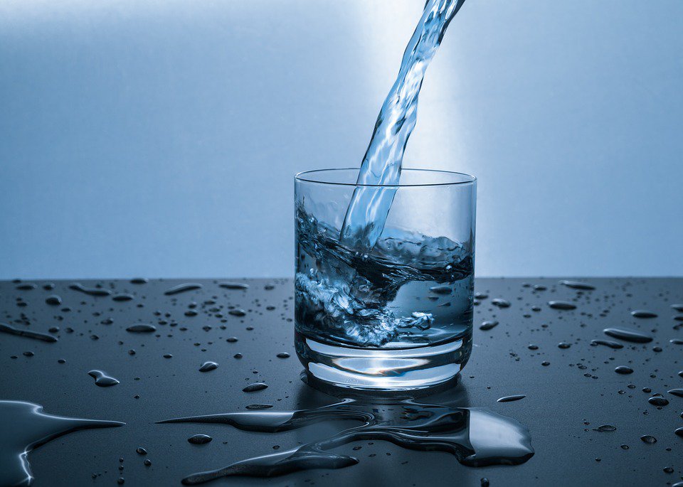 MontMedATL's tweet photo. Bloated? Drink some water! Water mixes with water soluble fiber and makes it into a gel like substance. This affects the motility of the gut and reduces bloating! #tiptuesday #bloating #atl https://t.co/IvSKL3tfwd