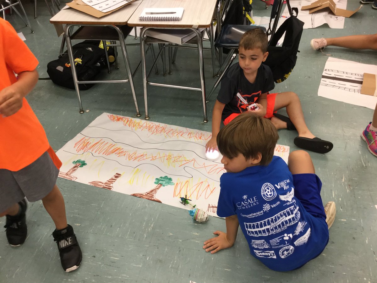 S069r's tweet photo. Ms. Flores' class. #campinvention #optibots #opticalsensors https://t.co/Rd3Fvhis0x