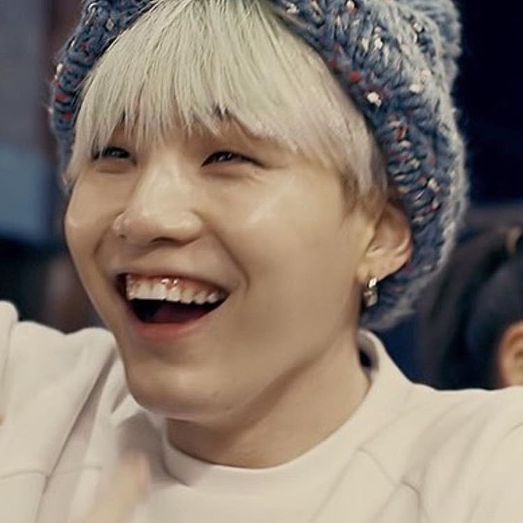 on Twitter: "here's a gummy smile of yoongi to make yoongi stans ...