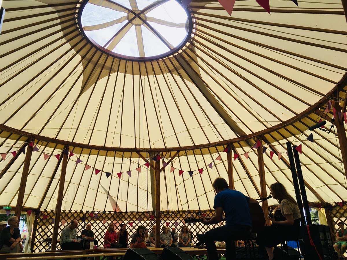 Dewch draw i glywed Blodau Gwylltion sy'n perfformio yn y Tŷ Gwerin nawr! <a href="/BlodauG/">BlodauGwylltion</a> #steddfod2018 #gwerin