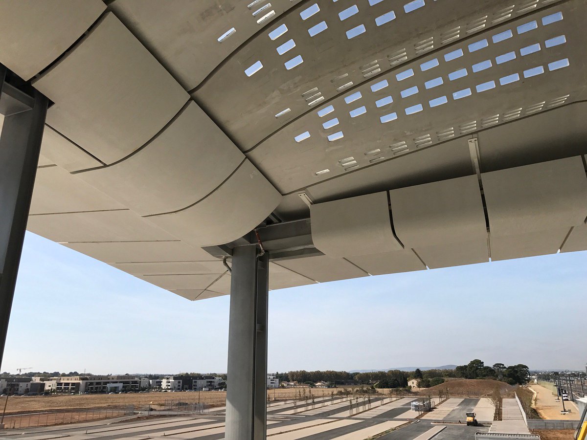 DeltaPrefa's tweet image. Réalisation 2016 par Delta Préfabrication du chantier Gare TGV de Montpellier pour l’entreprise François Fondeville conception Marc Mimram Architecte. Coques de rives et casquettes en Béton Fibré Ultra Performant de teinte blanche