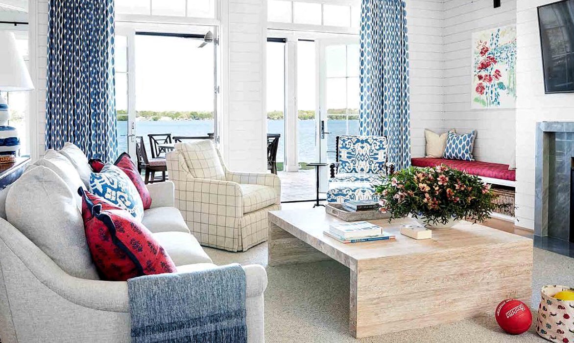 🔷 Room with a view 🌊 #weekendvibes #dhome #lakehouse #allamericanstyle. #TaraceaFruniture, coffee table. Via @DMagazine. instagram.com/dhome/