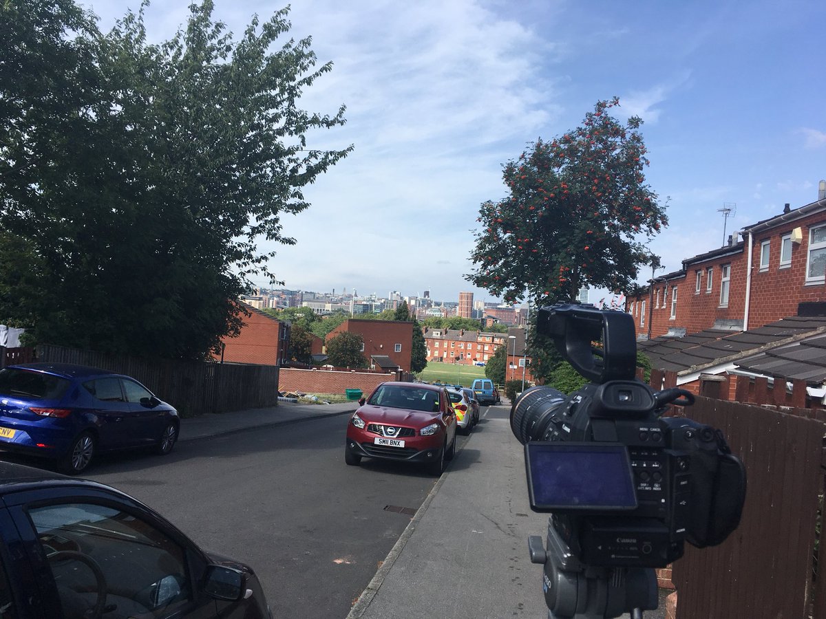 TomDeadline's tweet photo. Had a great afternoon bopping round Leeds getting shots for the @DeadlineDigital city view archives. Topped off with a corker from up on Beeston hill. https://t.co/Hbm70PL4tV