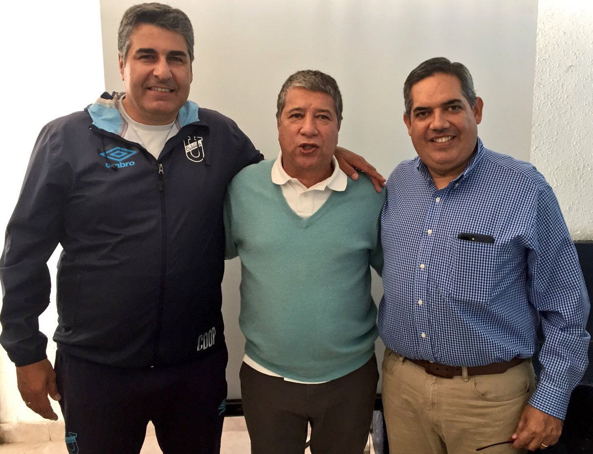 UCatolicaEC's tweet photo. El D.T de la selección Ecuatoriana de Fútbol Hernán Darío #BolilloGomez nos visitó esta mañana en el complejo deportivo de la Armenia. @UCatolicaEC 

#JuntoshaciaQatar #2022 
#UC 🇪🇨🚊💙
#TodosPorCatólica #Chatolei https://t.co/xlrK0cVXoi