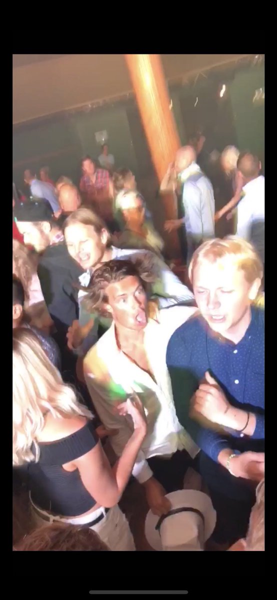 JWoxberg's tweet photo. Dehär med att äga dansgolvet 🕺🏽🕺🏽 https://t.co/vYGEN1grrl