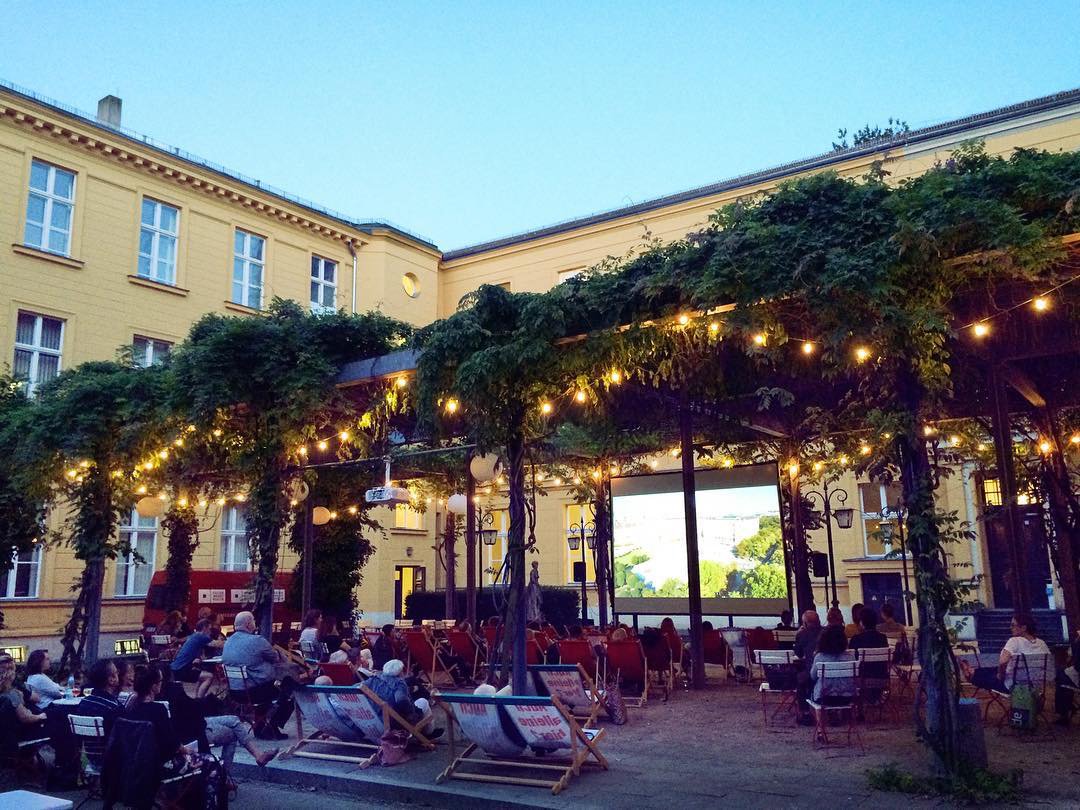 kulturprojekteb's tweet image. Jetzt auf dem #blog: Unsere beliebte Open-Air-Filmreihe im #Podewil widmet sich in diesem Jahr dem Thema „Fotografie im Film“. Christoph Tempel, Kurator der Reihe und einer der Autoren unseres #MuseumsJournal, gibt Einblicke in das Programm. &amp;gt;&amp;gt; bit.ly/2vJLqCQ