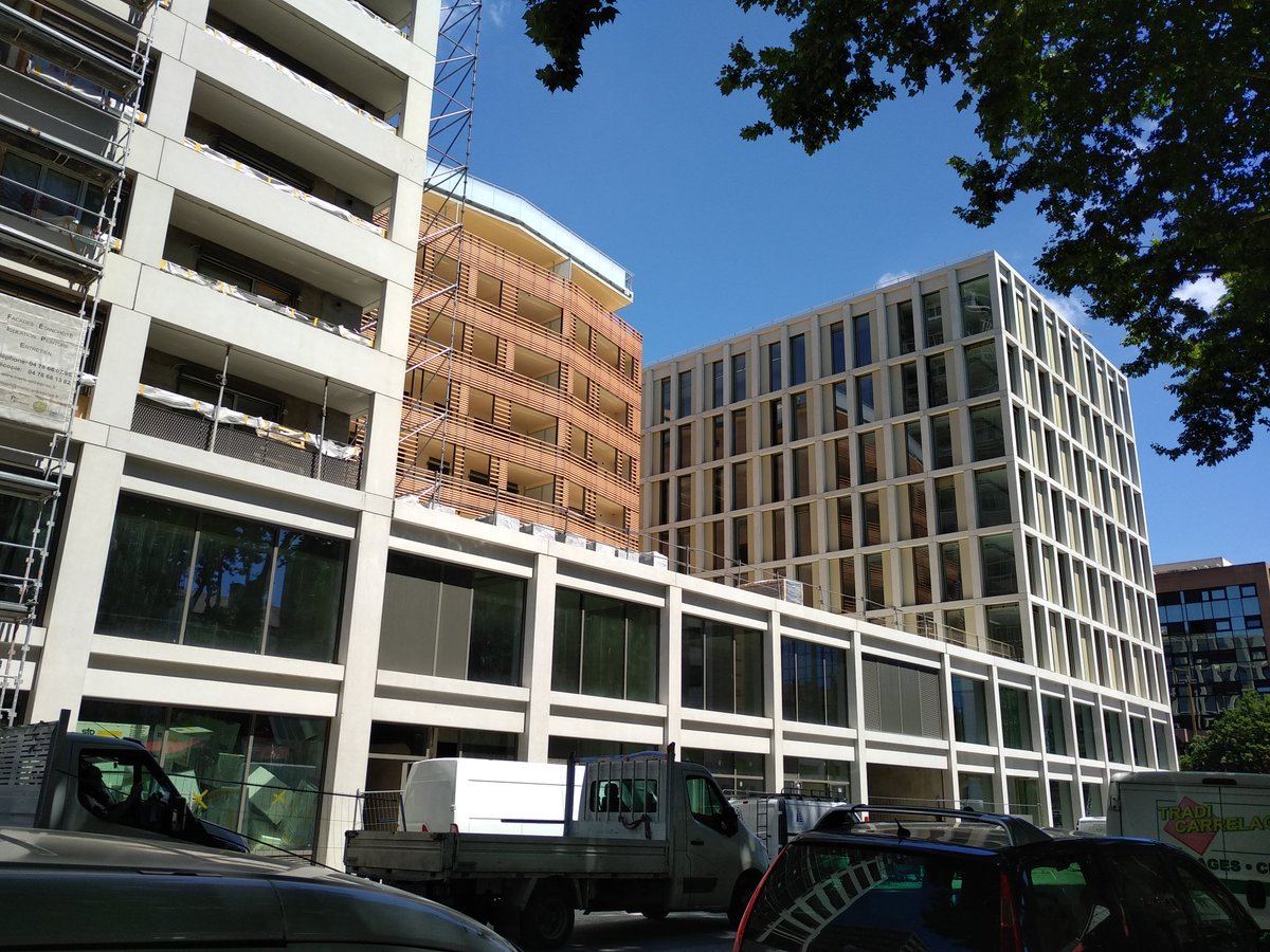 DeltaPrefa's tweet image. Réalisation 2017 de 3 bâtiments par Delta Préfabrication sur chantier Ilot Desaix à Lyon pour l'entreprise Fontanel conception Architecte De Portzamparc et Clement Vergely Architecte. Poteaux et bandeaux en béton gris sablé. Allèges en béton poli