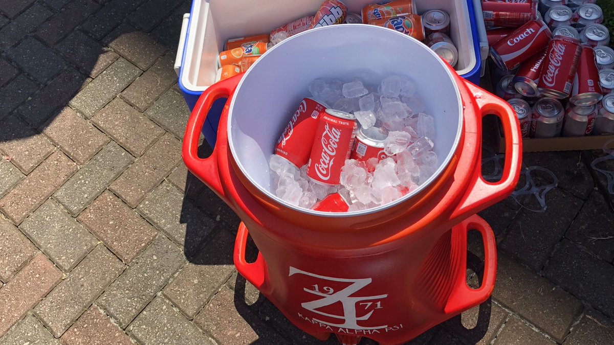 zinupes1971's tweet photo. We’re out bright and early for day 1 of #KappaMoveKrew 📦. Kome by ECV quad and kick it with the nupes. Free refreshments on us from @CocaCola. #welcomeUGA https://t.co/peO0P4u3Xu