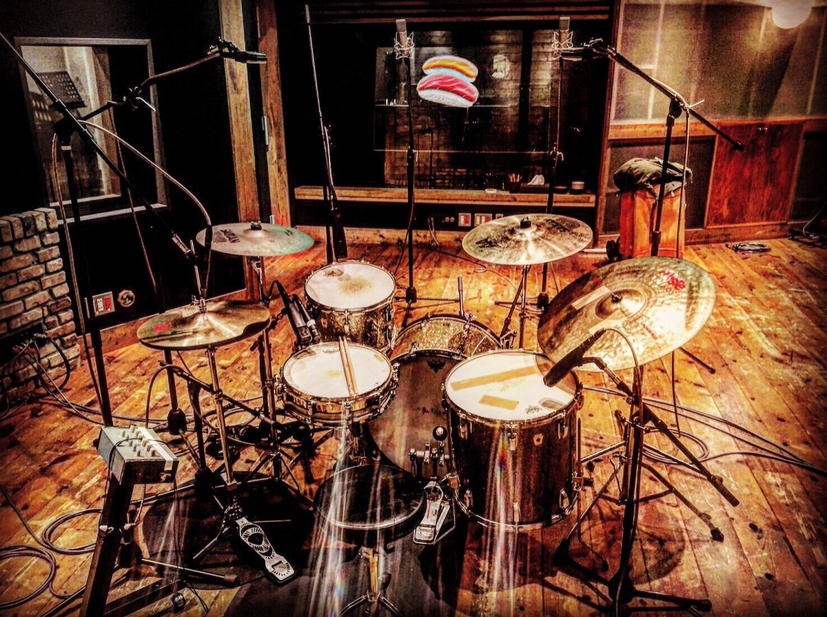 JUN_WADS's tweet photo. 今日はDutch Mama Studioにて、NRSレコーディングスクールの授業でドラムを叩いてきました!
生徒さんの後ろで、高桑心先生の指導にめっちゃ聞き耳たてまくりました。めっちゃ勉強になった!
#オトループ #Drums #Drum #Ludwig #Zildjian #PAISTE #SABIAN #Pearl #Recording #Studio #DutchMama #NRS https://t.co/q1yW8ViPI2