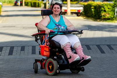 Taxibedrijf dat vrouw in rolstoel bij wildvreemden dumpte door het stof dlvr.it/Qf5y3v