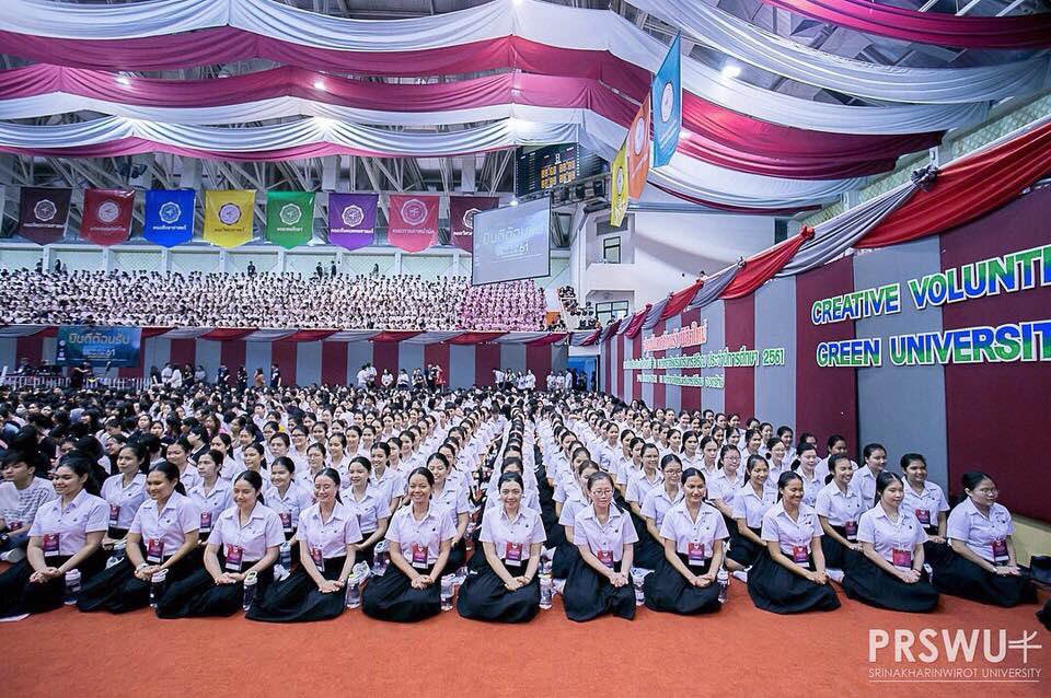 _lookoam's tweet photo. ดิฉันงงมาก ไม่ว่ากี่ปีต่อกี่ปีไอนั่งท่าเนี่ย ซ้อมรอบเดียวก่อนมานั่งจริงๆในงาน มันอิมแพคได้ขนาดนี้เลยหรอ 55555555555555 ถาพจาพ #prswu #ทีมมศว #swu https://t.co/S8ykGRUuc2