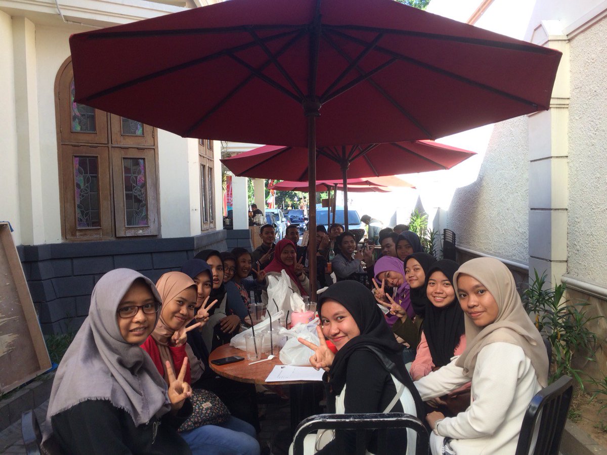 loopstationid's tweet image. Meet up seru mih dari temen temen UNESA di loopcafe loopers.
#loopstationsby #loopcorner lst