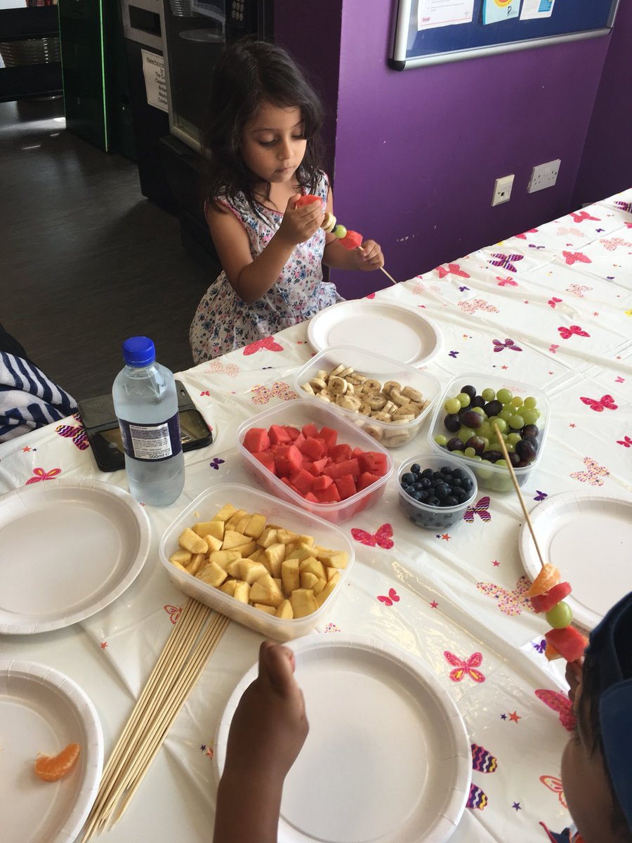 #healtyeating fruit kebabs in #ChalveyCommunityCentre perfect snack in #HeatWave2018 @SloughLibraries #tescointhecommunity @Tesco_SouthEast