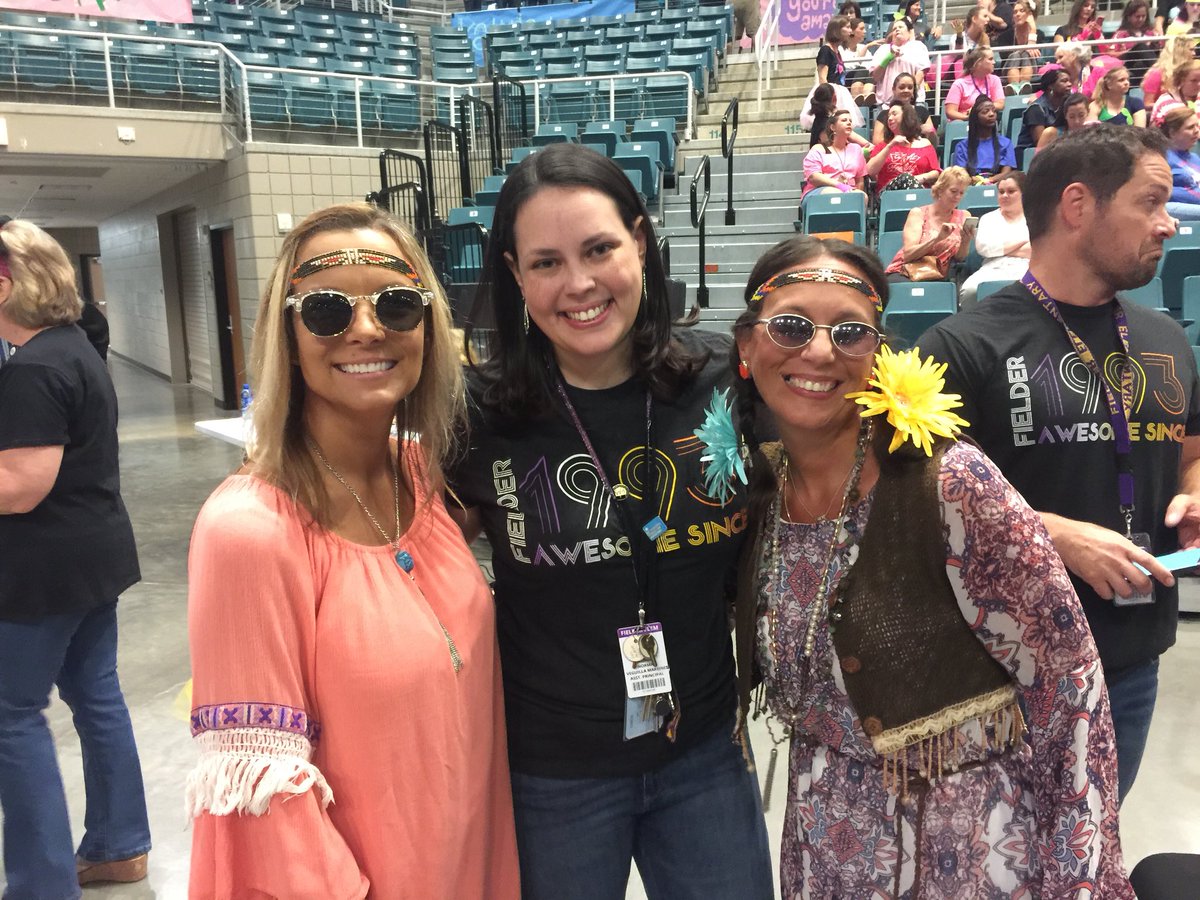 nvmtz's tweet photo. Reunited- even if just for a little while 💗 #KatyISD100 #FielderPride #MREHero #katyool #katyconvocation https://t.co/o8vjfr16z1