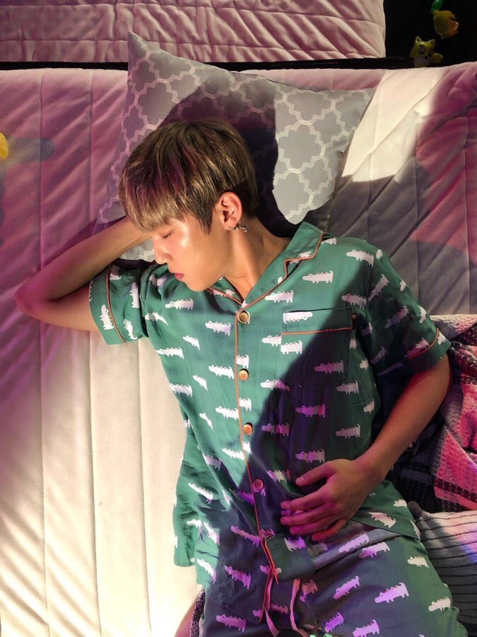 pwj_woojin99's tweet photo. The original vs my edit version 🙈 woojin in pyjama looks lovely 💕😭 such a bless night 🎉 #워너원과_함깨한_일년_고마워 #Happy_Wannable_Day #1stAnniversary #parkwoojin #mylove #alwaysfollowyou https://t.co/gIfrPMQVNY
