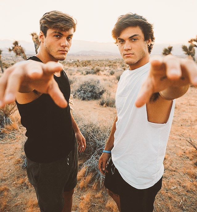 riverbubbles04's tweet photo. .@GraysonDolan .@EthanDolan #TuesdaySelfie #DolanTwins #DolanTwinsNewVideo #LoveForEthan #StaySafeEthan some of my fav pics of you guys. love you guys https://t.co/aHXvnfBLdz