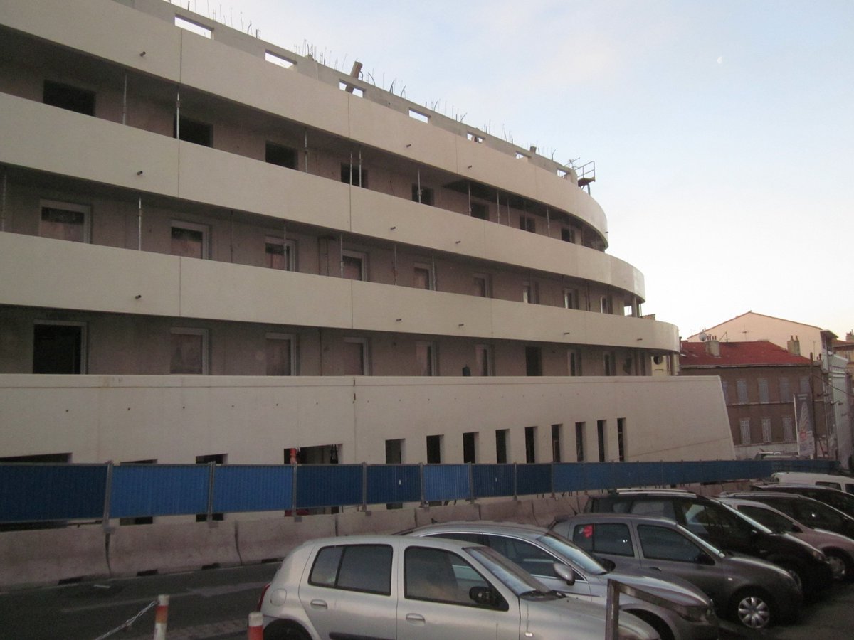 DeltaPrefa's tweet image. Realisation 2017 par Delta Préfabrication du chantier ILOT FAUCHIER à Marseille pour l'entreprise SECTP coonception Rudy Ricciotti Architecte. Gardes corps concaves et convexes en béton blanc teinté lisse.