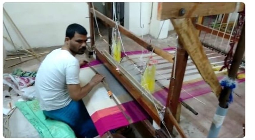 raoktm090's tweet photo. స్వదేశీ ఉద్యమంలో కీలకపాత్ర పోషించి జాతీయతా భావానికి సంకేతమై నిలిచింది రాట్నం. అగ్గిపెట్టెలో చీరను ఇమిడ్చి భారతీయుల హస్త కళావైభవాన్ని చాటింది చేనేత రంగం. ఈరోజు జాతీయ చేనేత దినోత్సవం సందర్భంగా చేనేత కళాకారులందరికీ శుభాకాంక్షలు.
#NationalHandloomDay #APCM #HandloomAp https://t.co/mPo8M9enXP
