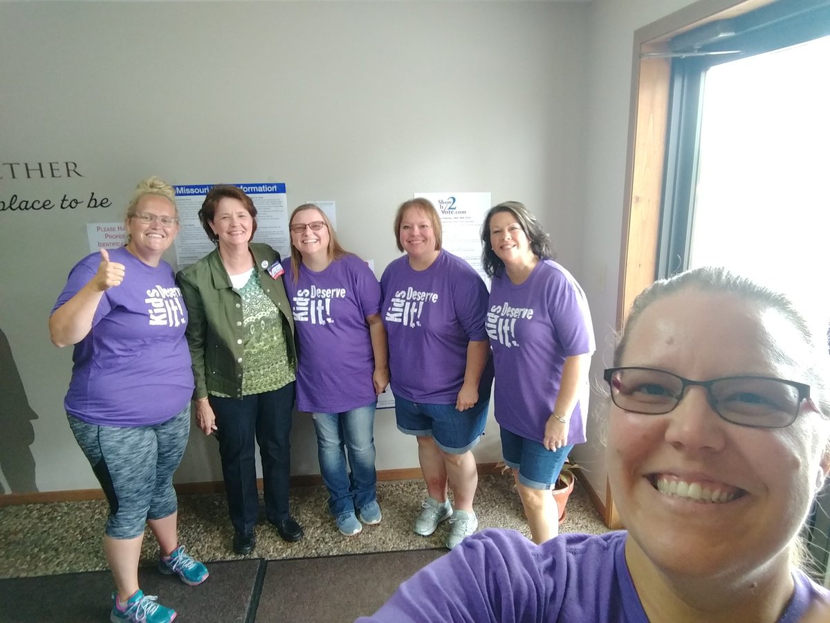 HallSmileWay's tweet photo. Mrs. Fox on election day #purpleteamrocks #dewey45 https://t.co/2eBaJdnJeY