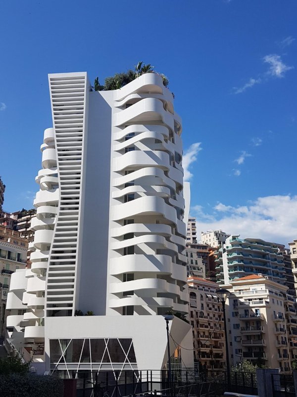 DeltaPrefa's tweet image. Réalisation 2018 par Delta Préfabrication du chantier Le Stella à Monaco pour l'entreprise JB PASTOR et Fils. 2km de garde-corps et de brises soleil concaves et convexes sur 2 bâtiments de logements en R+11