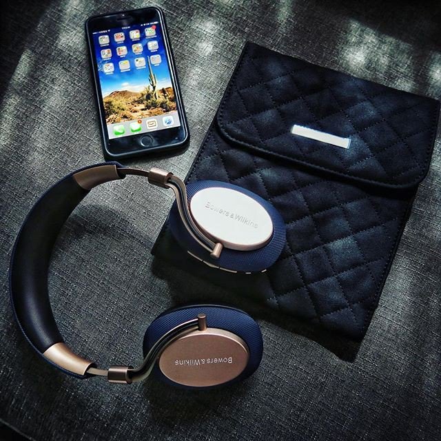 BowersWilkins's tweet photo. PX folds flat for easy transportation in its own carry case. #BWDesign https://t.co/UraM8tf6Pt