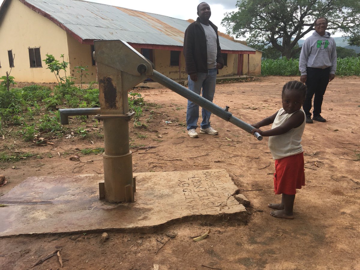 taste_safewater's tweet photo. #ReturntoChokobo #June2018 Last time I was here @taste_safewater had just completed this handpump &amp; Health Centre thanks to funding from Australian High Commission, Nigeria. 10 years on both are still #goingstrong &amp; #accessible2all members of the 2,000 strong community https://t.co/1SRSPuueeg