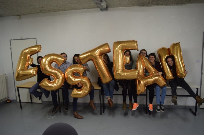 Engage-toi en <a href="/ServiceCivique/">Service Civique</a> et deviens jeune ambassadeur.rice de l'#ESS avec <a href="/ArtisansDuMonde/">Artisansdumonde Tourcoing</a> <a href="/Ess_pace/">ESSpace</a> <a href="/GNIAC_asso/">Réseau GNIAC</a> <a href="/LaMiel93/">La Miel</a> <a href="/2mains93/">Ressourcerie2mains</a> @cooppointcarre <a href="/Les_Canaux/">Les Canaux</a> <a href="/chaussettesorph/">Chaussettesorph</a> <a href="/asso_concordia/">Association CONCORDIA</a>. Candidatez sur bit.ly/2LOlqjJ  !