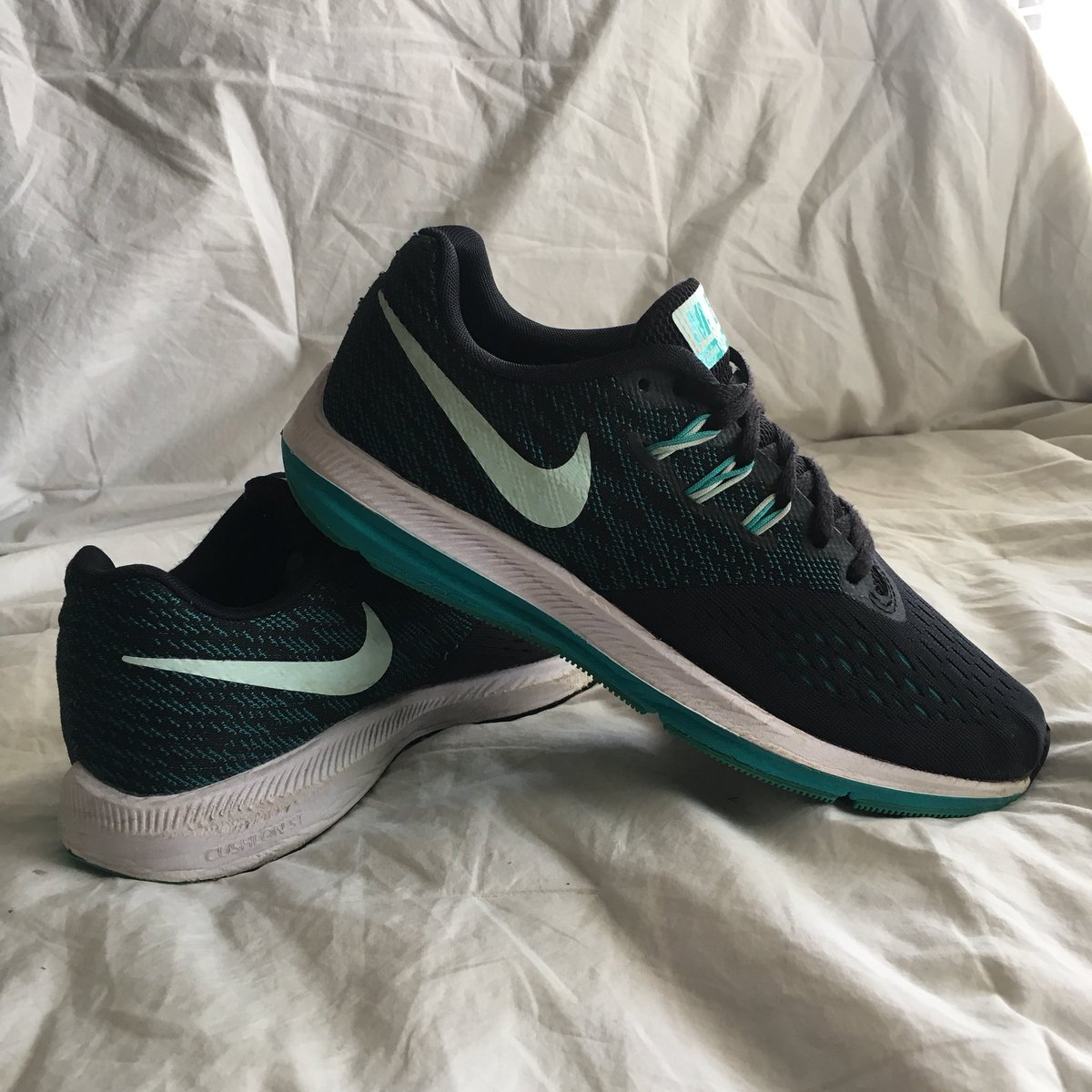 dackicks's tweet photo. @rooxxanees I’ve got these, they’re a women’s 8. Theres some wear, so I can send you more pics if you’d like. https://t.co/sfMSuPon6T