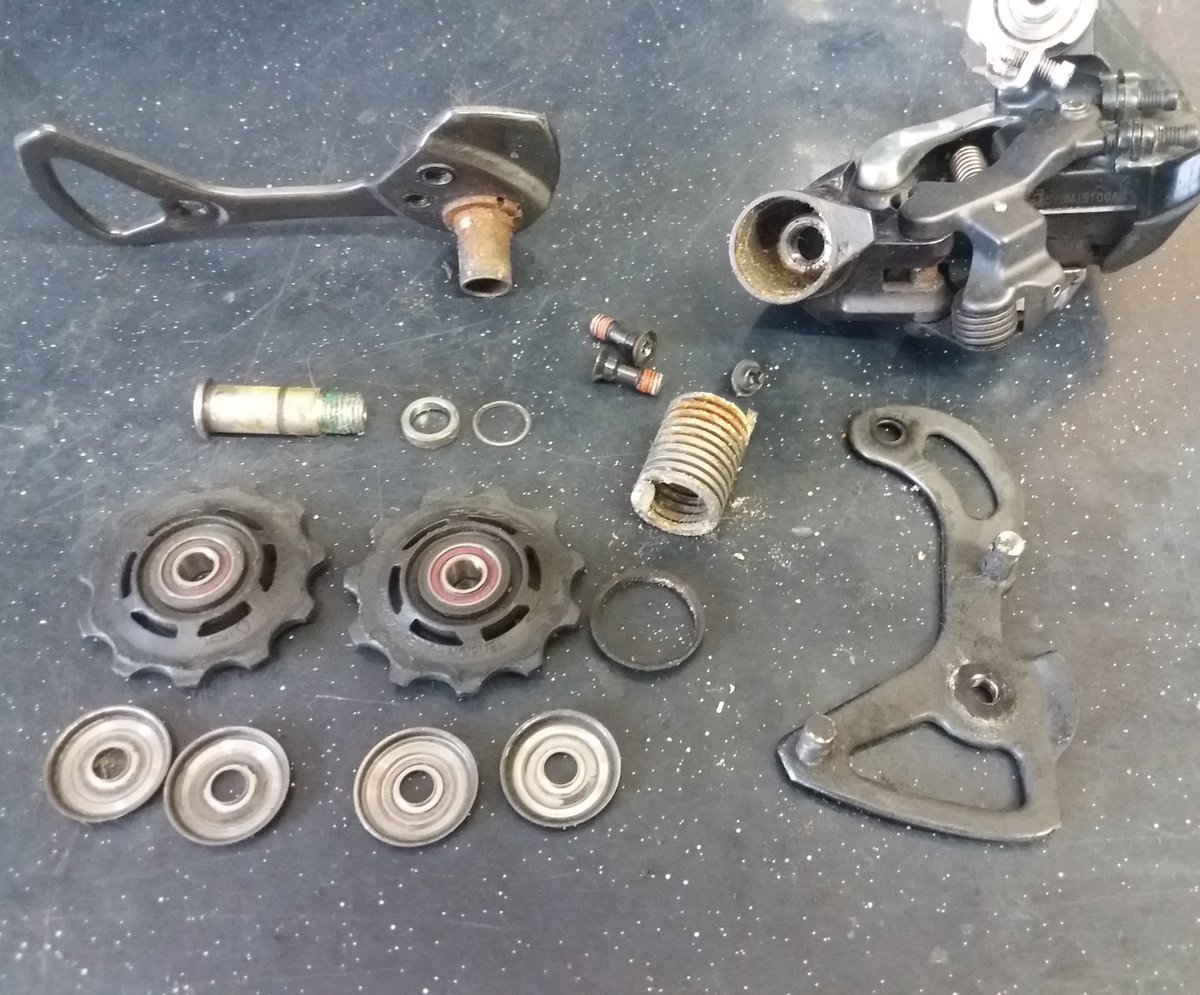 BuildCycleWorks's tweet image. Breathing some life back into a seized Dura-Ace Di2 rear mech. A strip and rebuild got it shifting and looking as good as new again. #Buildcycleworks #cyclinglife #repair #cyclerepair #smallbusiness #nottingham #derailleur #roadcycling #timetrial #triathlon #cyclingphotos