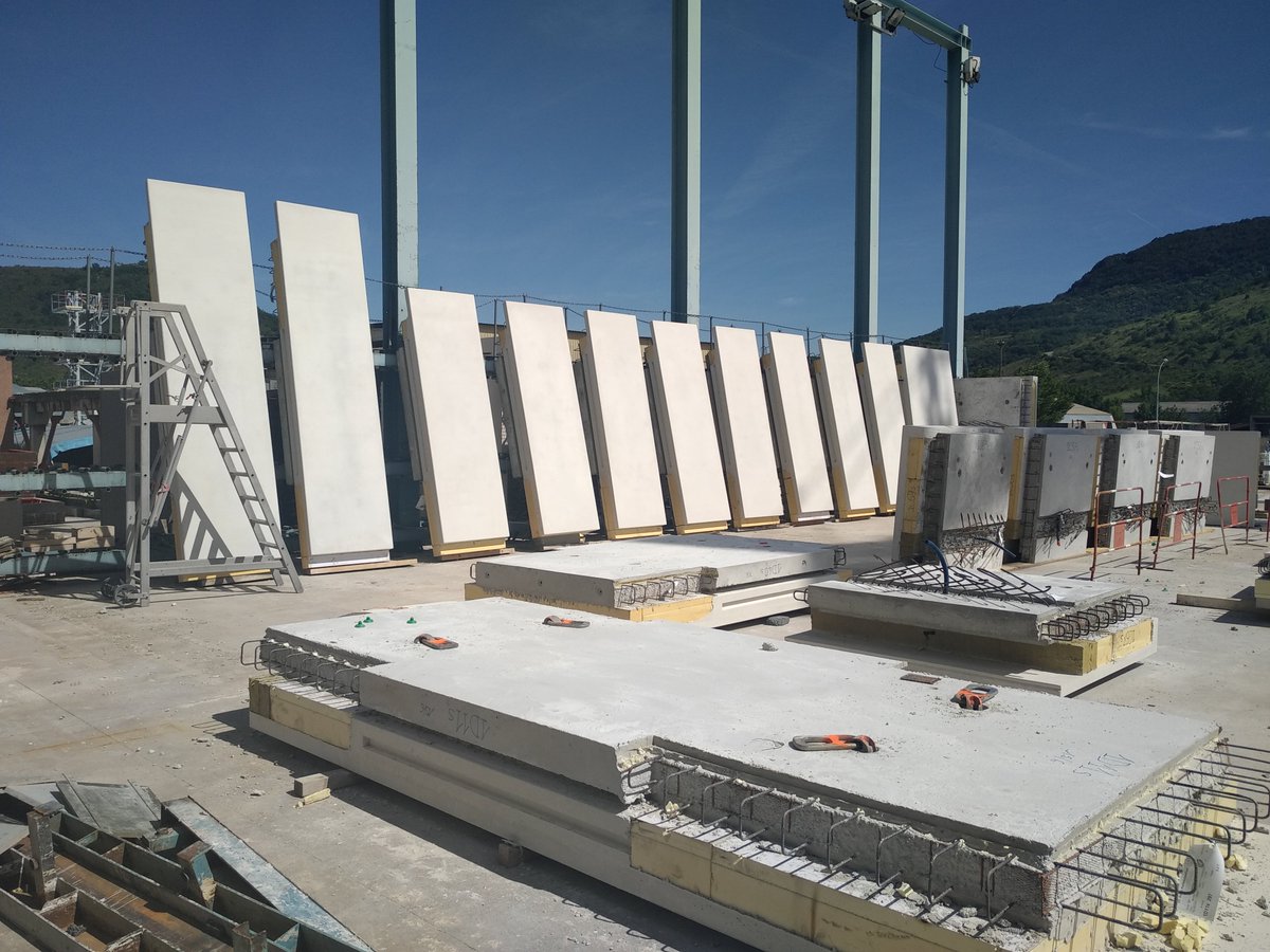 DeltaPrefa's tweet image. Réalisation 2018 en cours par Delta Préfabrication du chantier CP Bergère à Meyrin (Suisse) pour l'entreprise IMPLENIA conception DGPA. 10 000 m² de façade en panneaux porteurs à isolation intégrée et en panneaux suspendus, béton teinté noir et beige, finition lisse