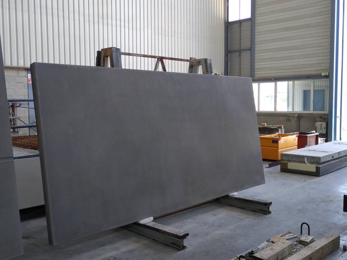 DeltaPrefa's tweet image. Réalisation 2018 en cours par Delta Préfabrication du chantier CP Bergère à Meyrin (Suisse) pour l'entreprise IMPLENIA conception DGPA. 10 000 m² de façade en panneaux porteurs à isolation intégrée et en panneaux suspendus, béton teinté noir et beige, finition lisse