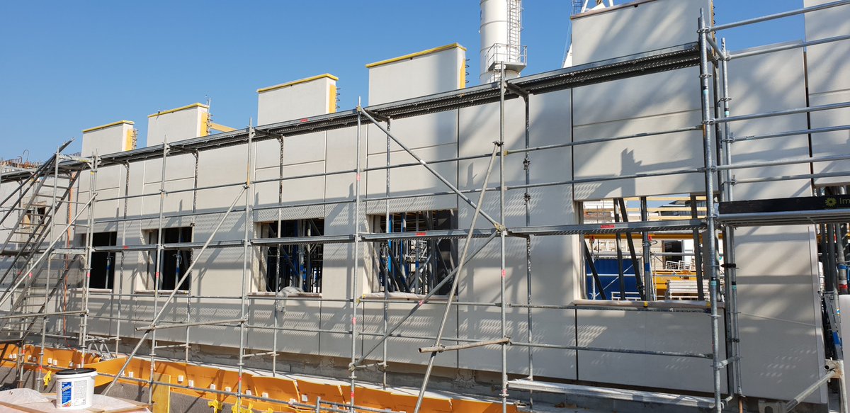 DeltaPrefa's tweet image. Réalisation 2018 en cours par Delta Préfabrication du chantier CP Bergère à Meyrin (Suisse) pour l'entreprise IMPLENIA conception DGPA. 10 000 m² de façade en panneaux porteurs à isolation intégrée et en panneaux suspendus, béton teinté noir et beige, finition lisse