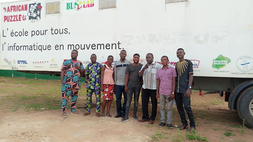 BLOLAB_BENIN's tweet photo. #BloLab Une #classe numérique mobile équipée et intégrée dans une #remorque, c'est ce que nous proposons aux #enfants, élèves et #jeunes des zones rurales, grâce à notre partenaire avec @AfricanPuzzle. Un pas en avant dans notre lutte contre la fracture numérique. #Benin https://t.co/ybRPFAxXU4