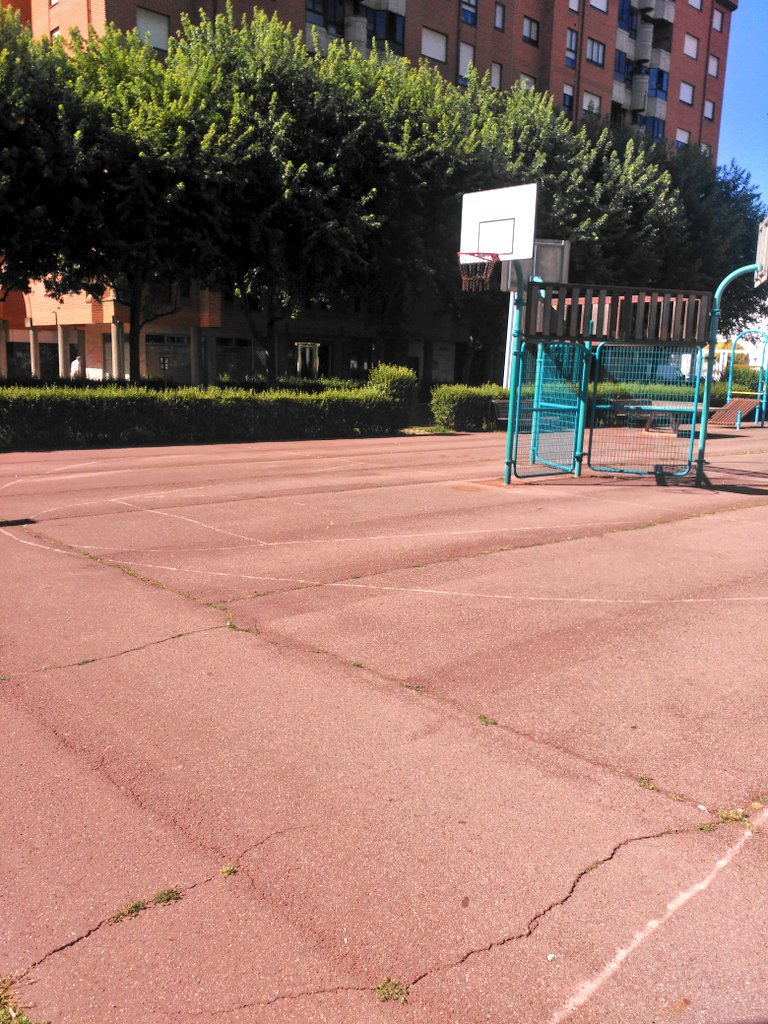 MariaMarcosSans's tweet photo. Campo de baloncesto del polígono 10 ( pintado en el suelo con tiza) VS campo de fútbol  .
Me da la risa xd https://t.co/vjEUTQAJEo