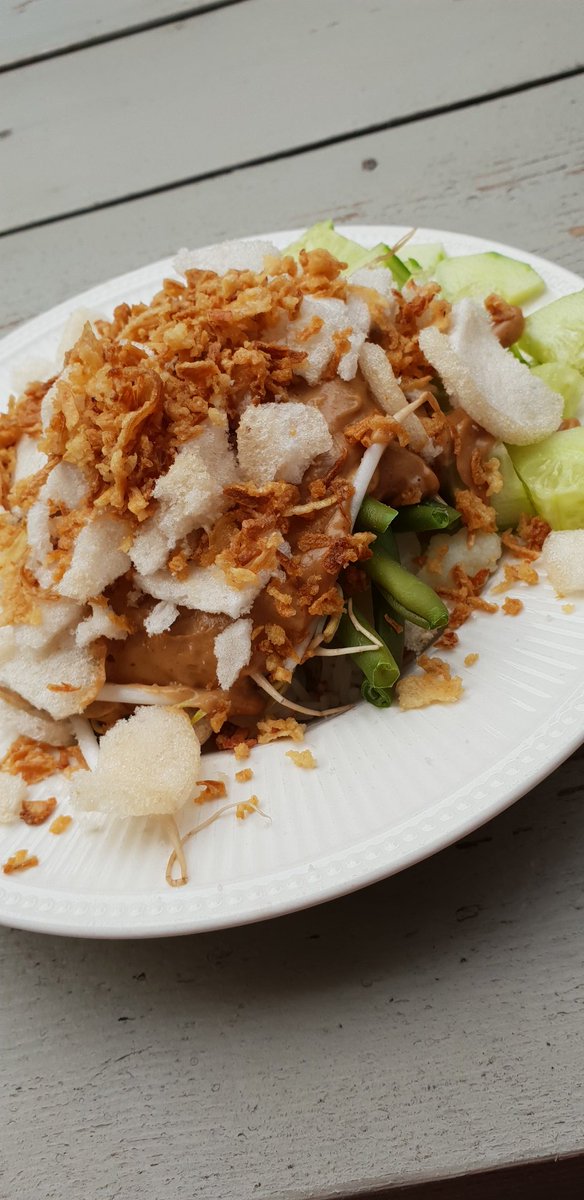 MoritzFeitsma's tweet photo. Feeling lucky to have great friends!
#EatingAllTogether #GadoGado @gaabsNL https://t.co/6Z0mz96P2R