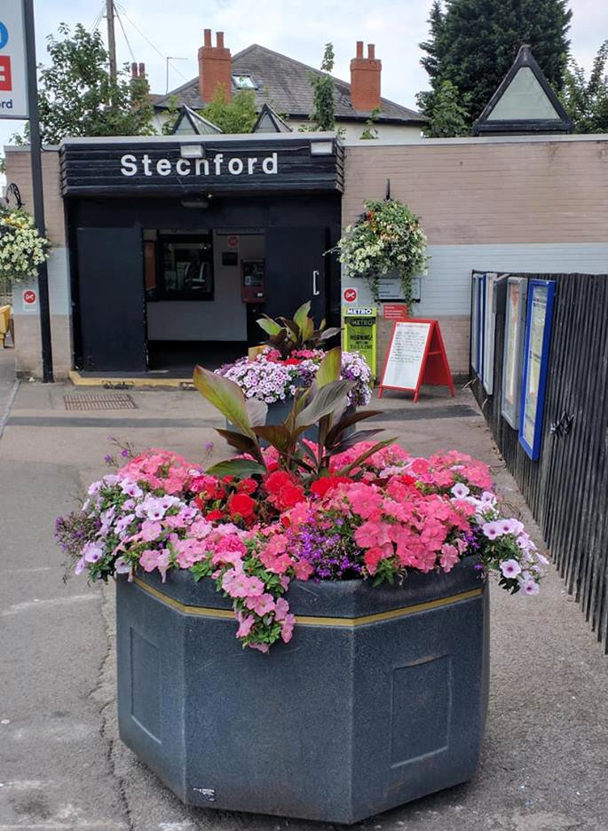 ArtsInTheYard's tweet photo. Stechford Art Trail features Stechford in Bloom sites &amp; so it's great hearing how local people like Mr.Singh find the flowers create a welcoming feel. Have u liked seeing all the floral displays whilst exploring #stechfordarttrail?

#lovestechford #StechfordSteps #StechfordSelfie https://t.co/GZtOCNFBIs