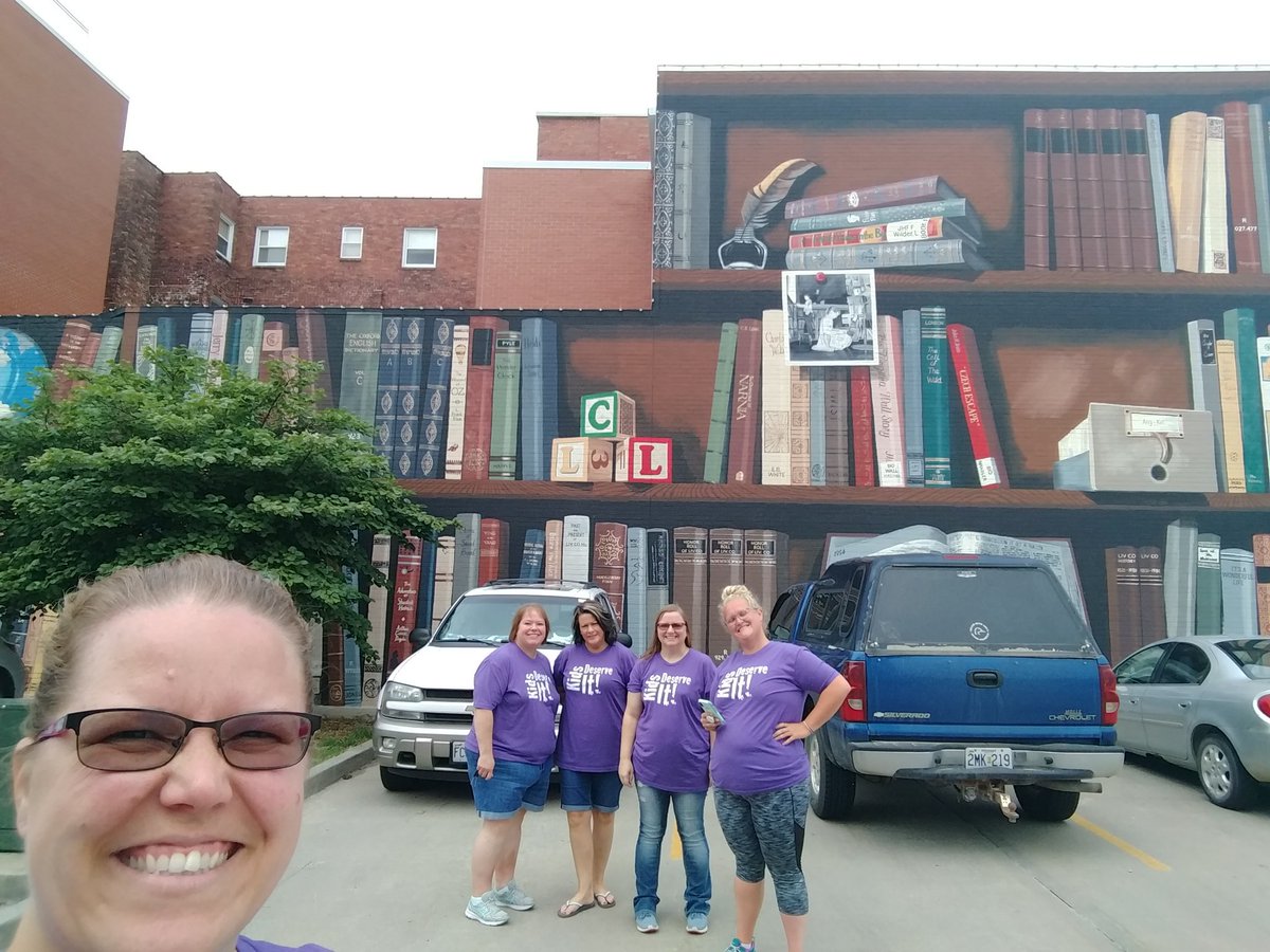 HallSmileWay's tweet photo. #Dewey45 #mural #purpleteamrocks https://t.co/yAzdrlLtDE